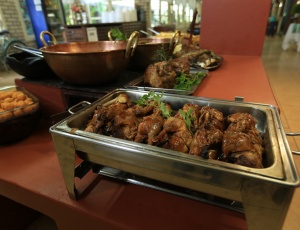 Comidas típicas servidas em fogão à lenha