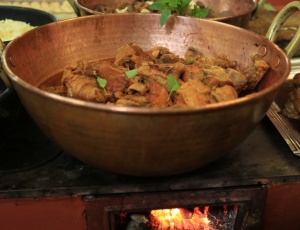 Comidas típicas servidas em fogão à lenha