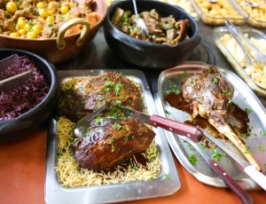 Comidas típicas servidas em fogão à lenha