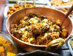 Comidas típicas servidas em fogão à lenha